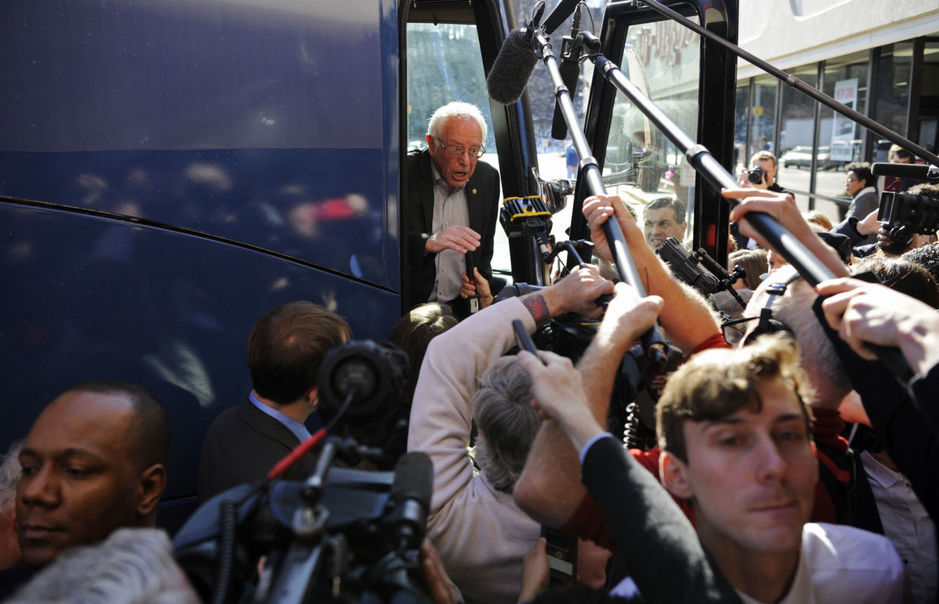 El candidato a la nominación demócrata Bernie Sanders habla con periodistas desde su autobús de campaña, en Deis Moines, Iowa. (Reuters)